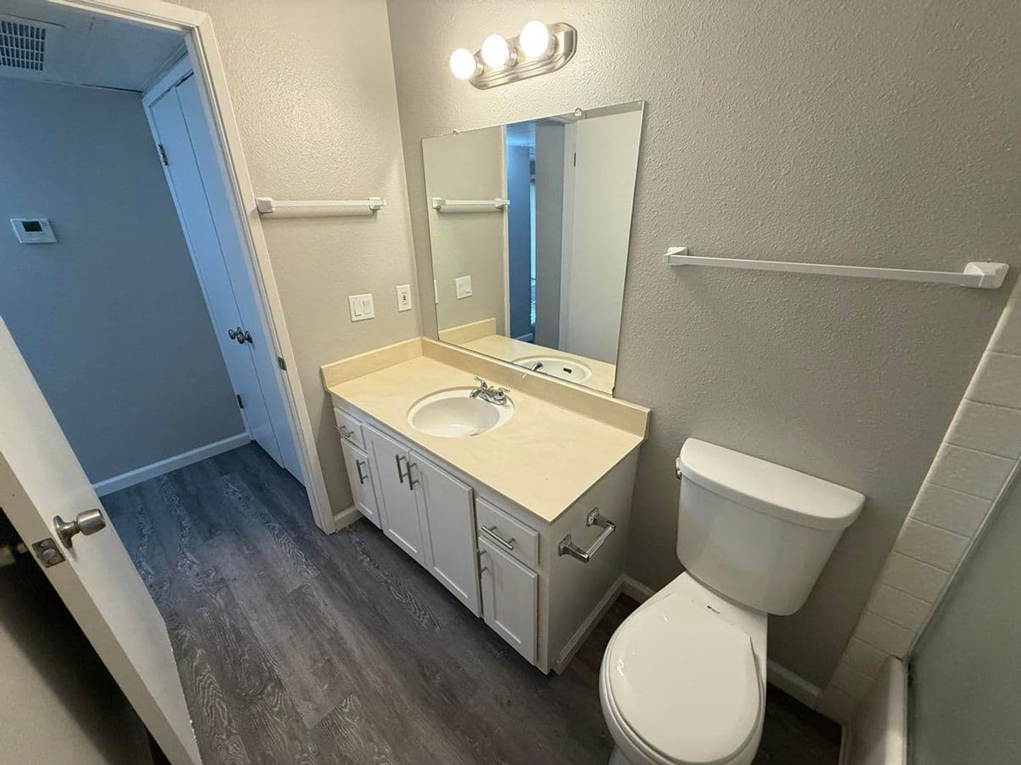 Carmichael Apartment: 5420 El Camino Ave