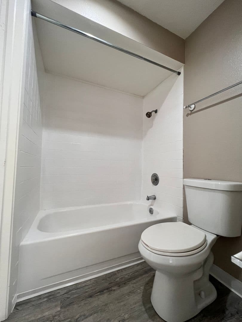 Carmichael Apartment: 5420 El Camino Ave