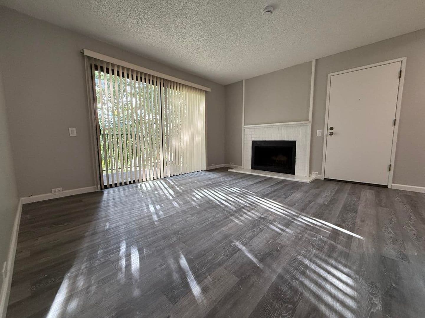 Carmichael Apartment: 5420 El Camino Ave
