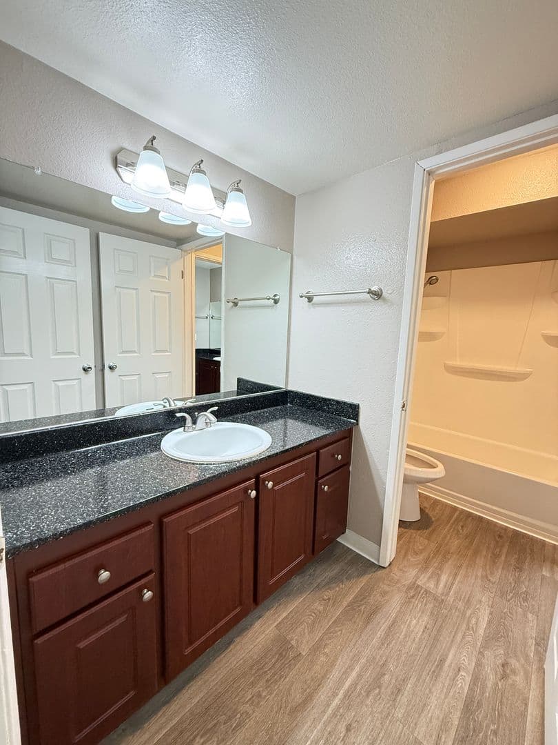 Carmichael Apartment: 5420 El Camino Ave
