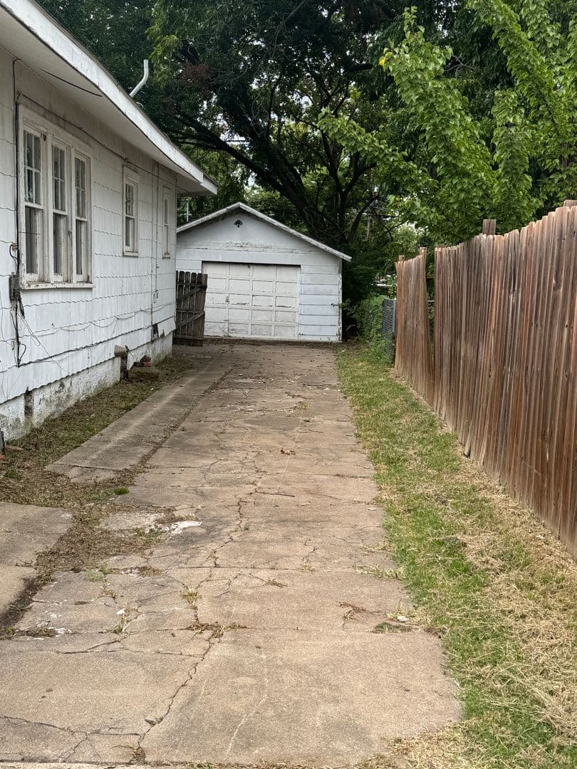 Bartlesville House: 1321 S Keeler