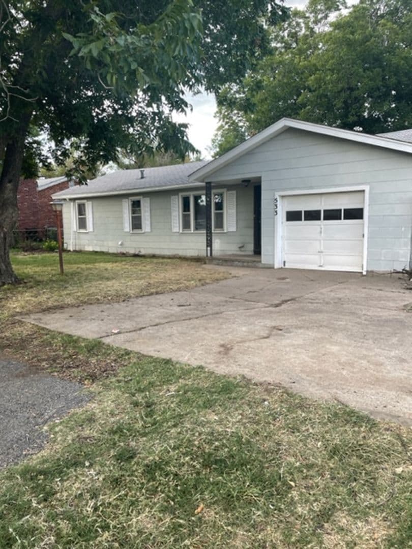 Bartlesville House: 533 NE Elmhurst