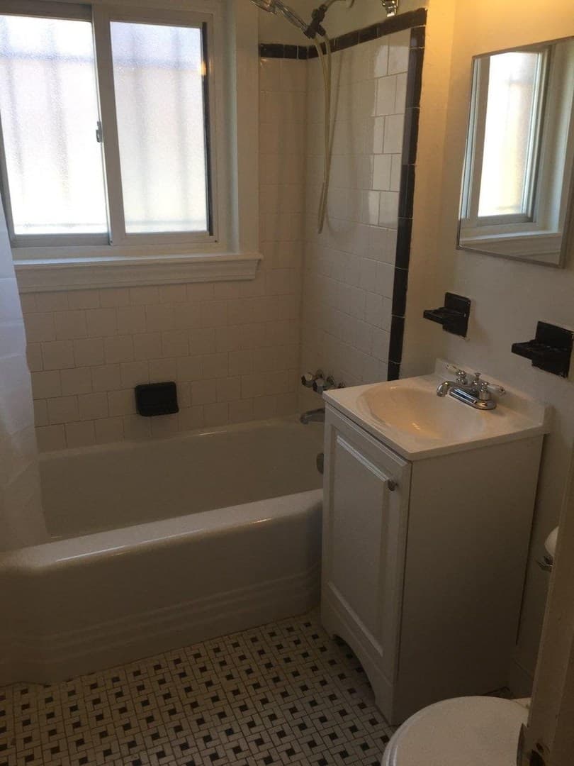Washington Apartment: 1723 27th Street SE