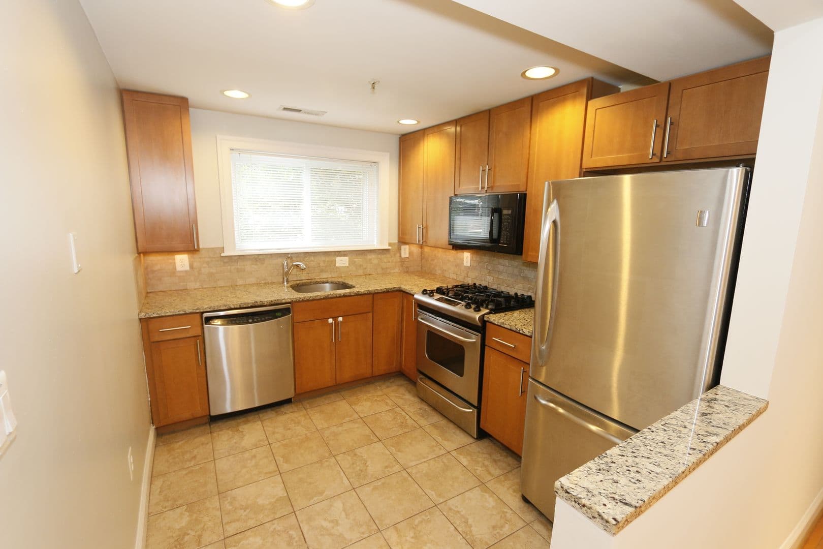 Washington Apartment: 1901-03 Lincoln Rd NE