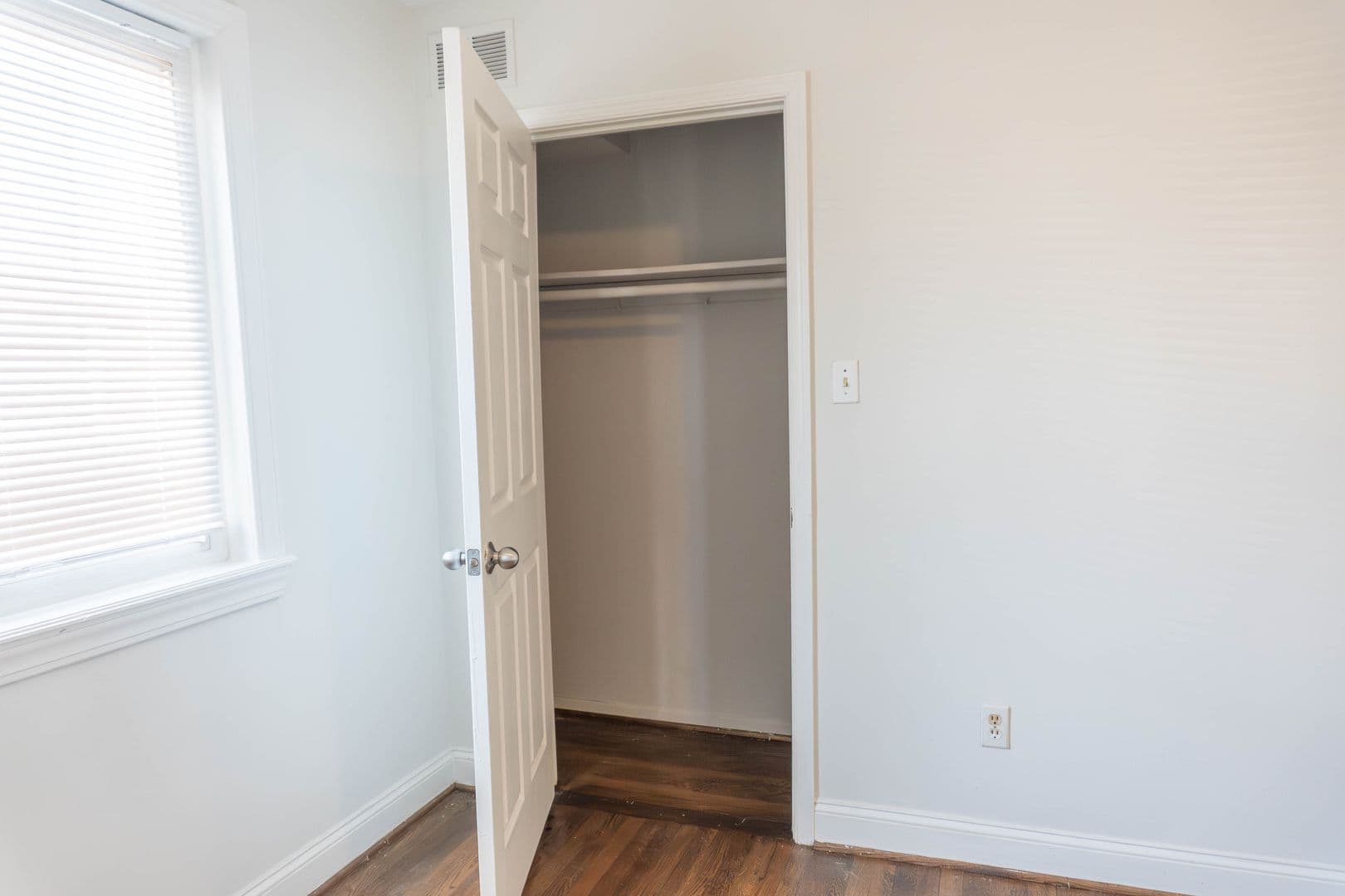 Washington Apartment: 1723 27th Street SE