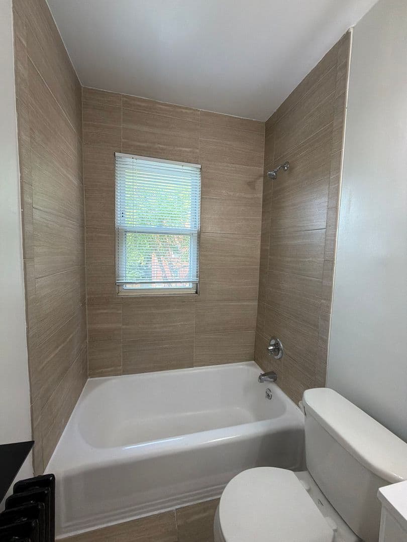 Washington Apartment: 116 44th Street NE