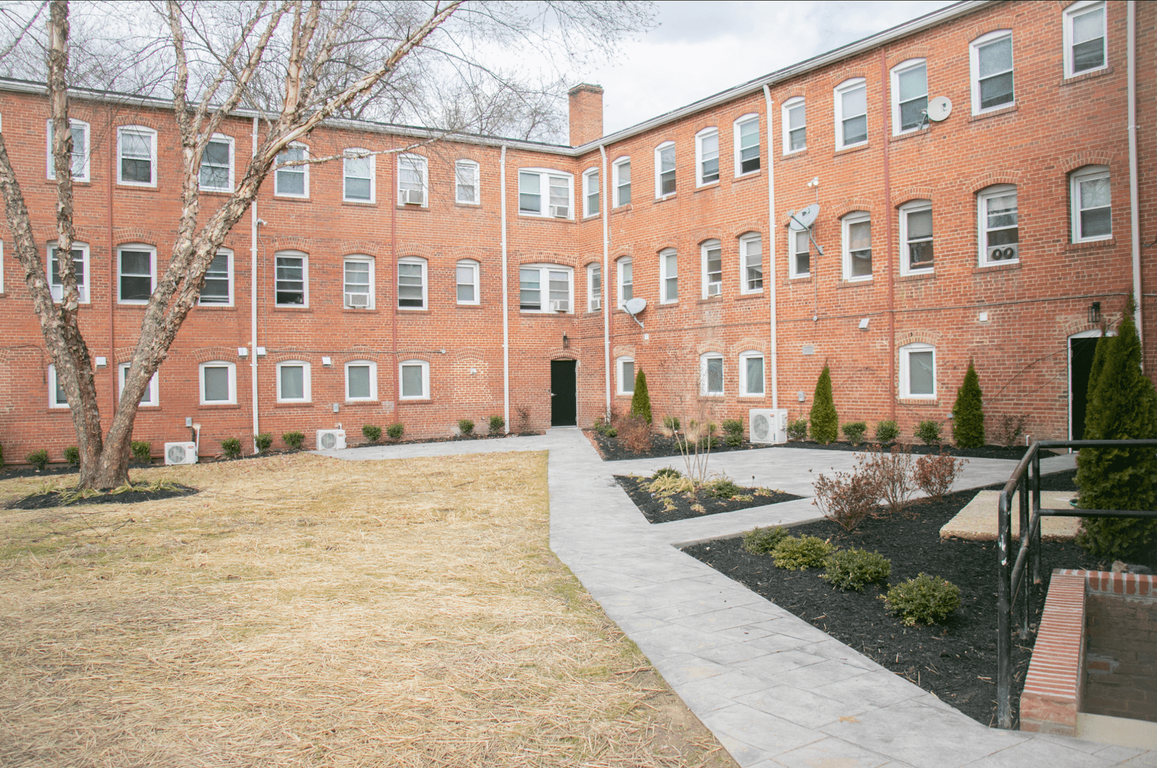 Washington Apartment: 116 44th Street NE