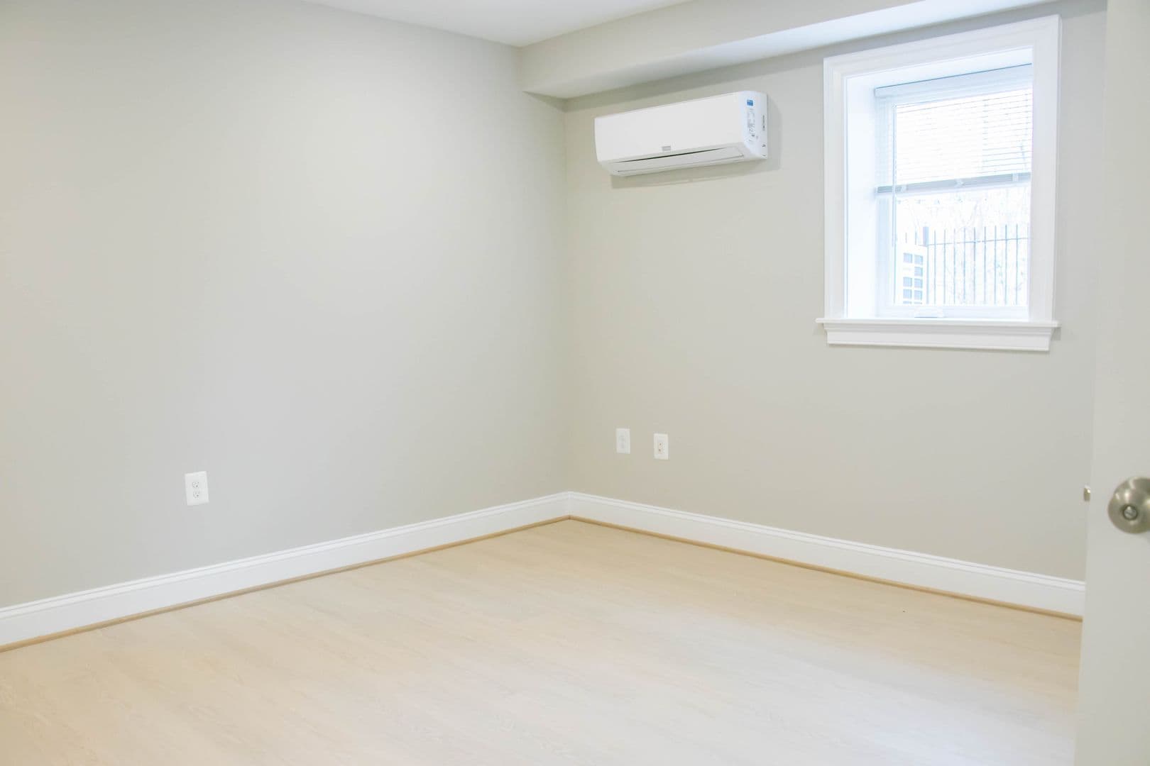 Washington Apartment: 116 44th Street NE