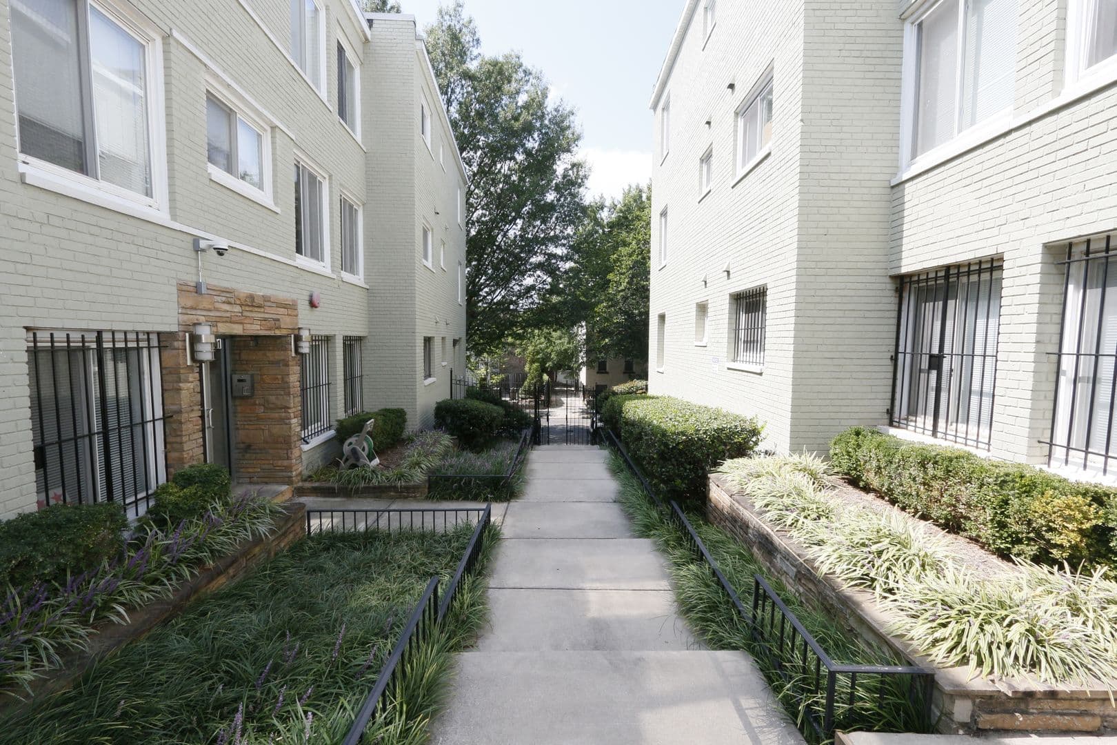 Washington Apartment: 1901-03 Lincoln Rd NE