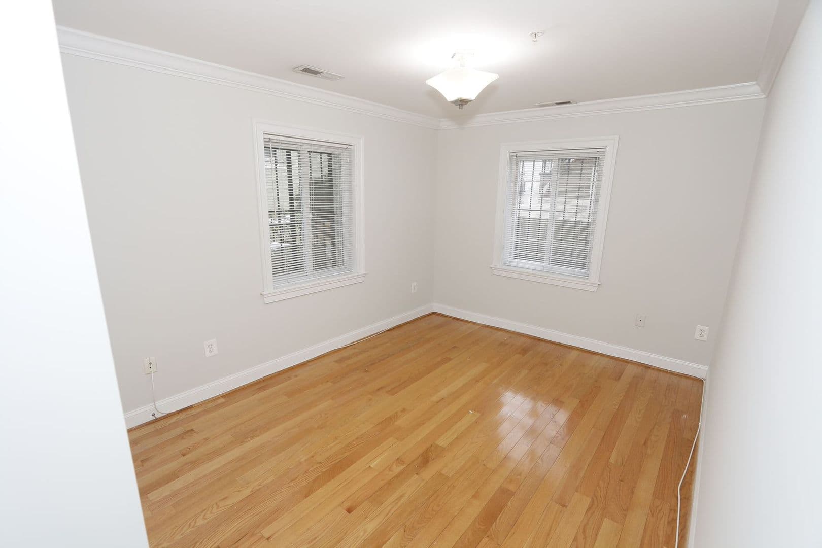 Washington Apartment: 1901-03 Lincoln Rd NE