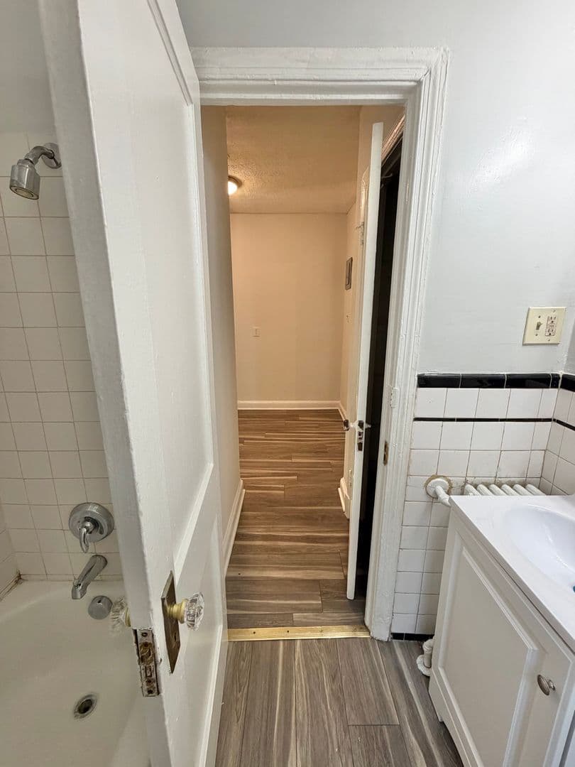 Washington Apartment: 417 Newcomb Street