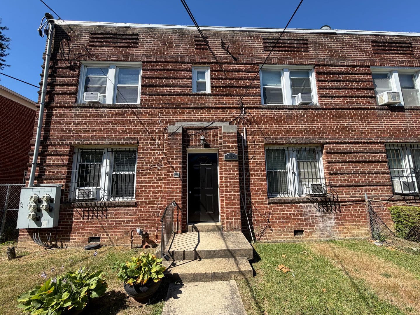 Washington Apartment: 417 Newcomb Street