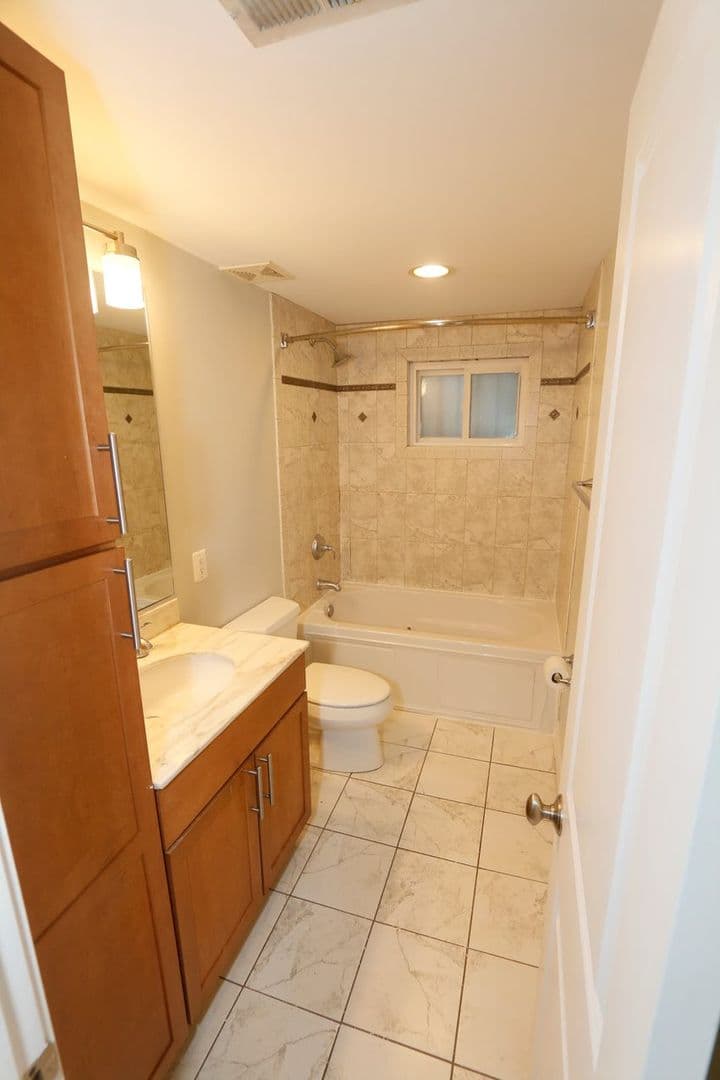 Washington Apartment: 1901-03 Lincoln Rd NE