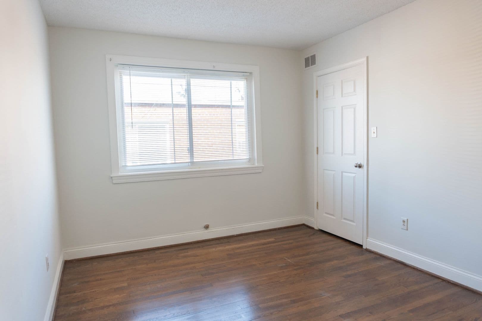 Washington Apartment: 1723 27th Street SE