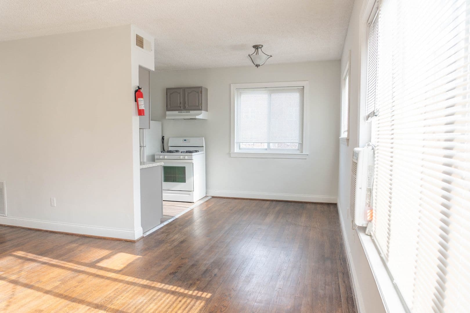 Washington Apartment: 1723 27th Street SE