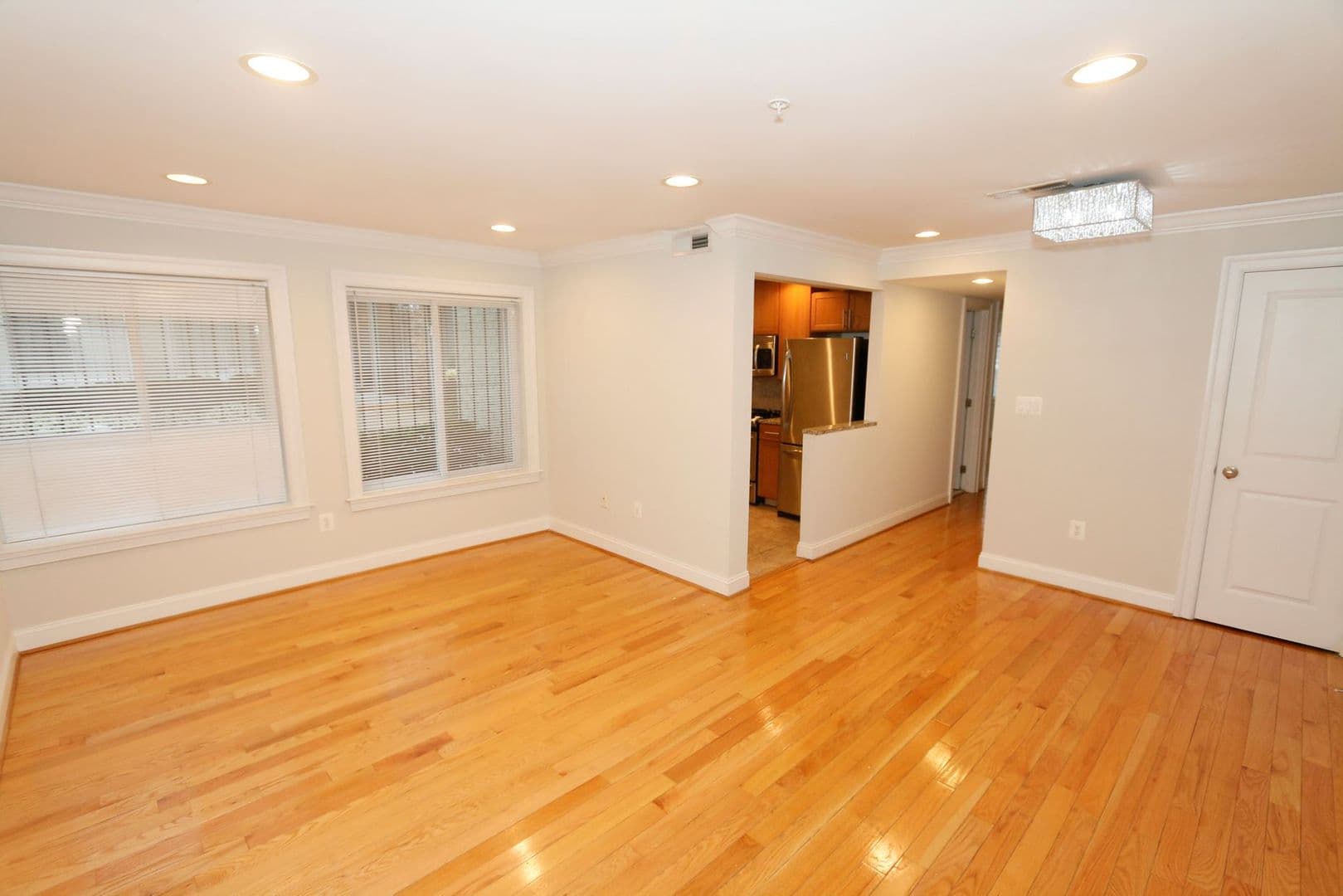 Washington Apartment: 1901-03 Lincoln Rd NE