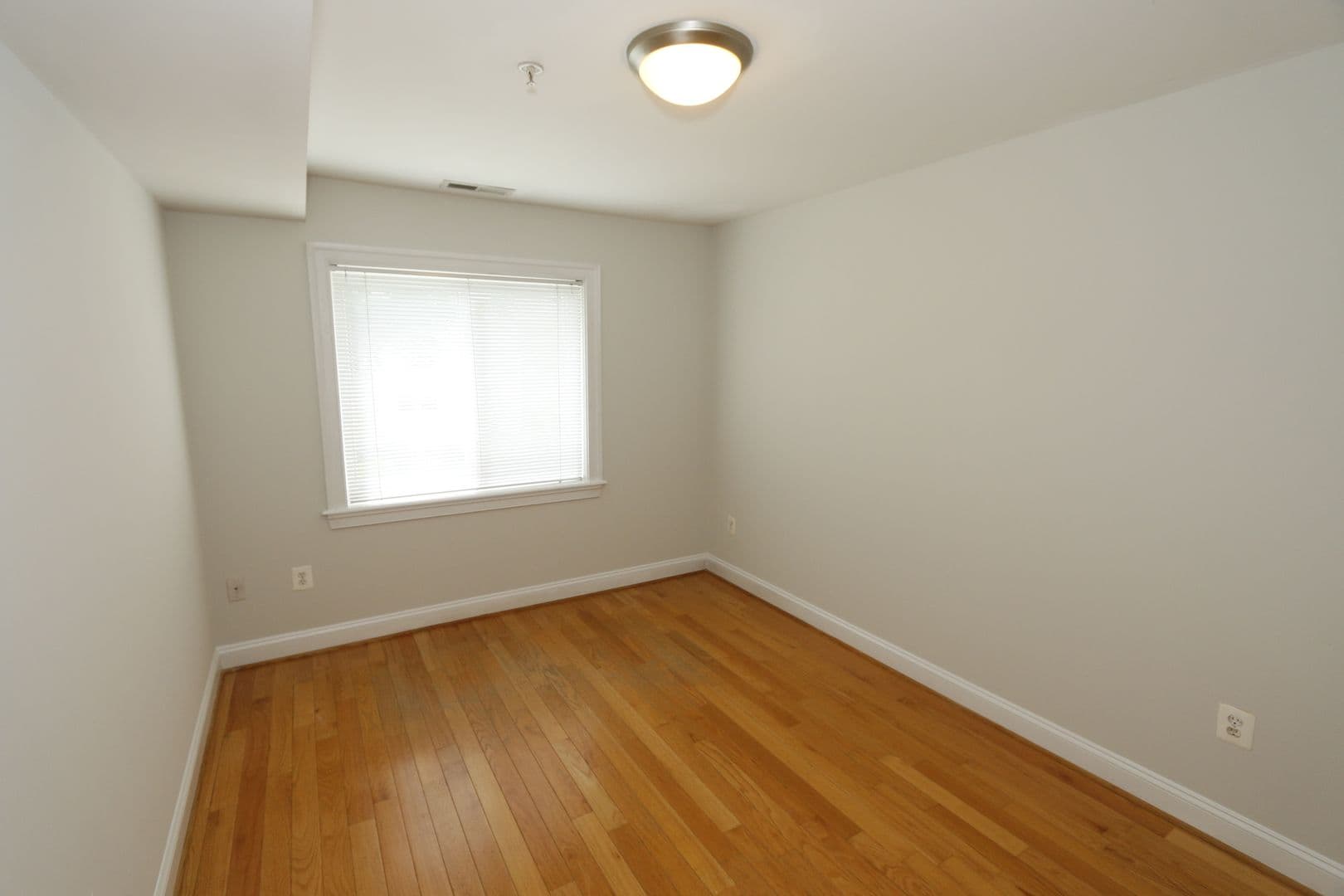 Washington Apartment: 1901-03 Lincoln Rd NE