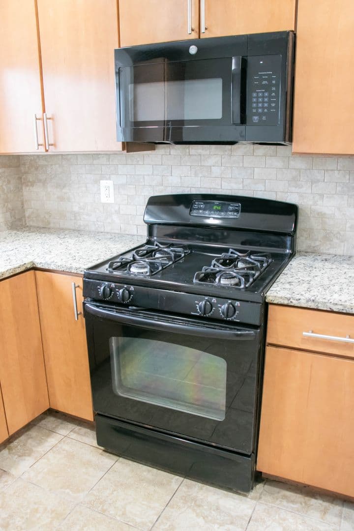 Washington Apartment: 1901-03 Lincoln Rd NE