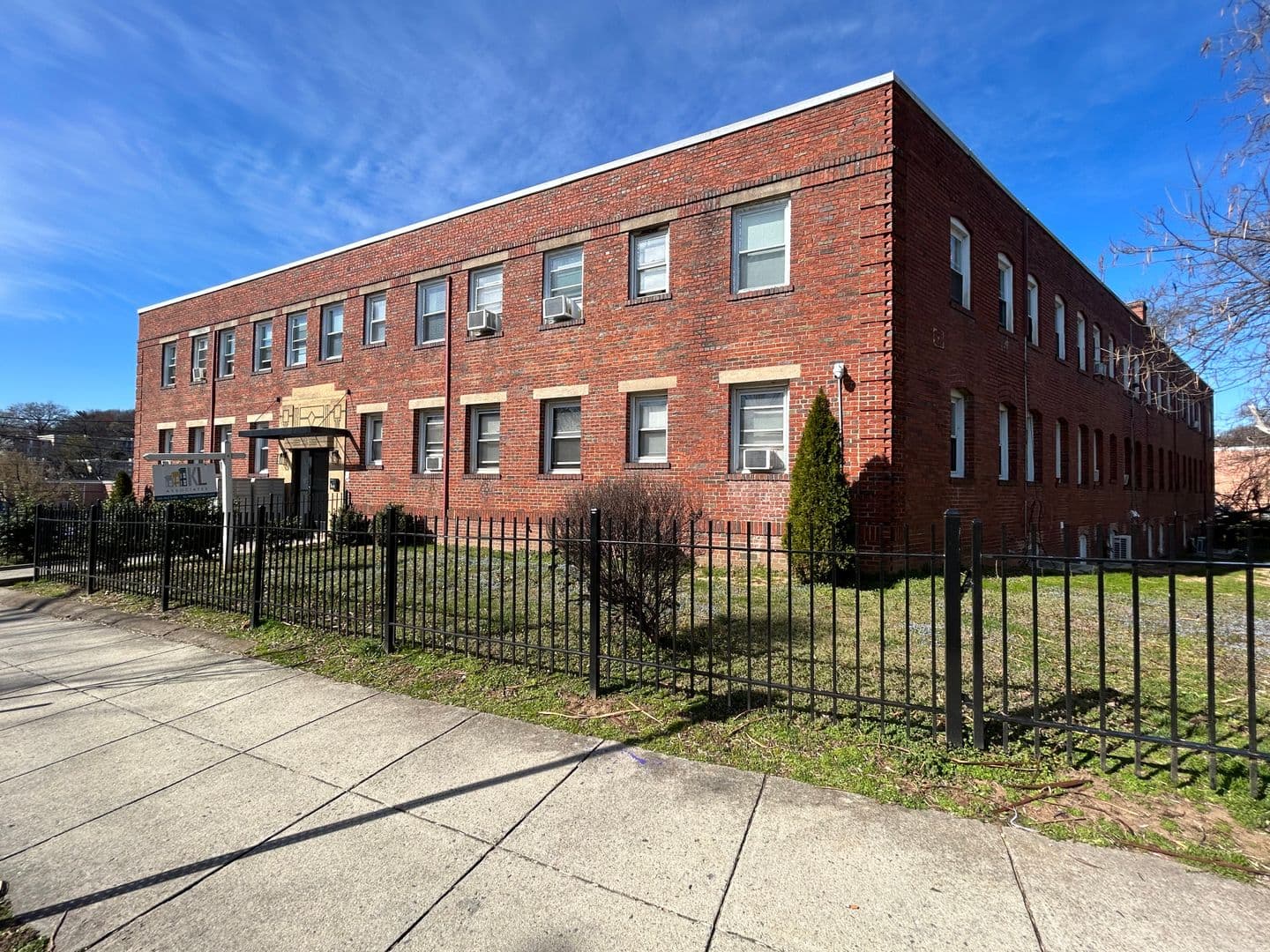 Washington Apartment: 116 44th Street NE