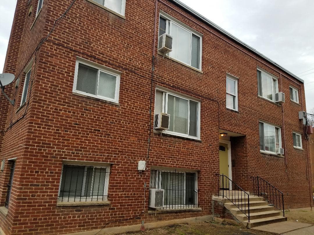 Washington Apartment: 1723 27th Street SE