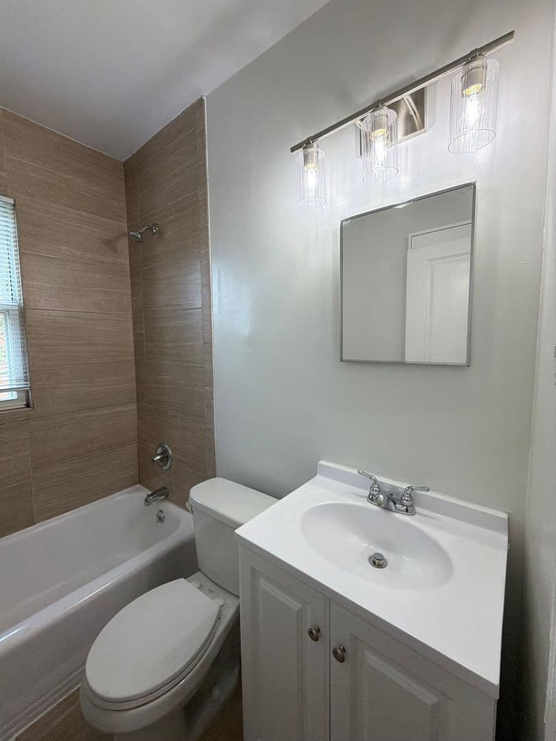 Washington Apartment: 116 44th Street NE