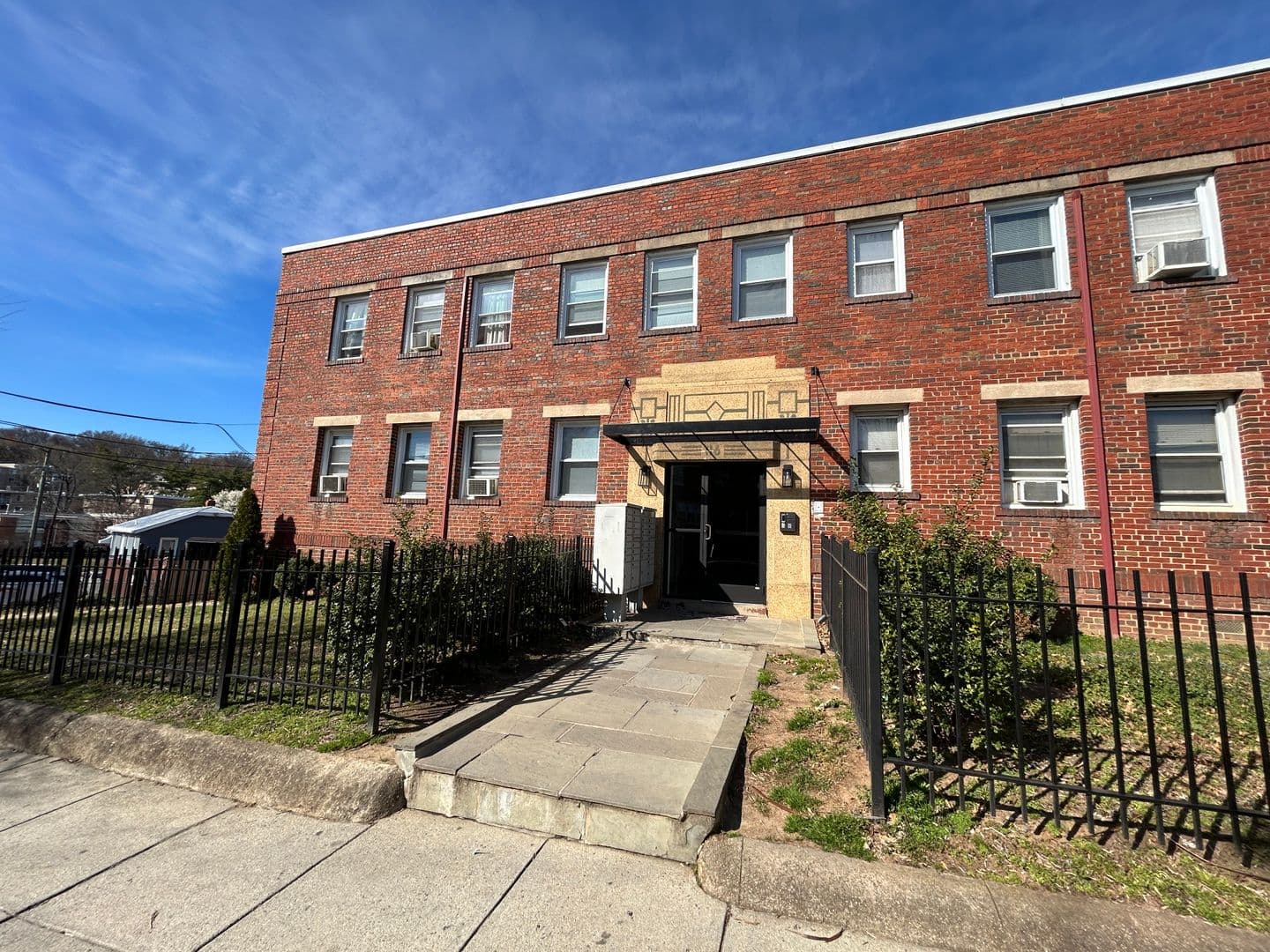 Washington Apartment: 116 44th Street NE