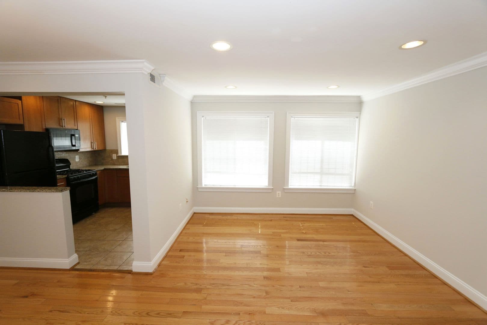 Washington Apartment: 1901-03 Lincoln Rd NE