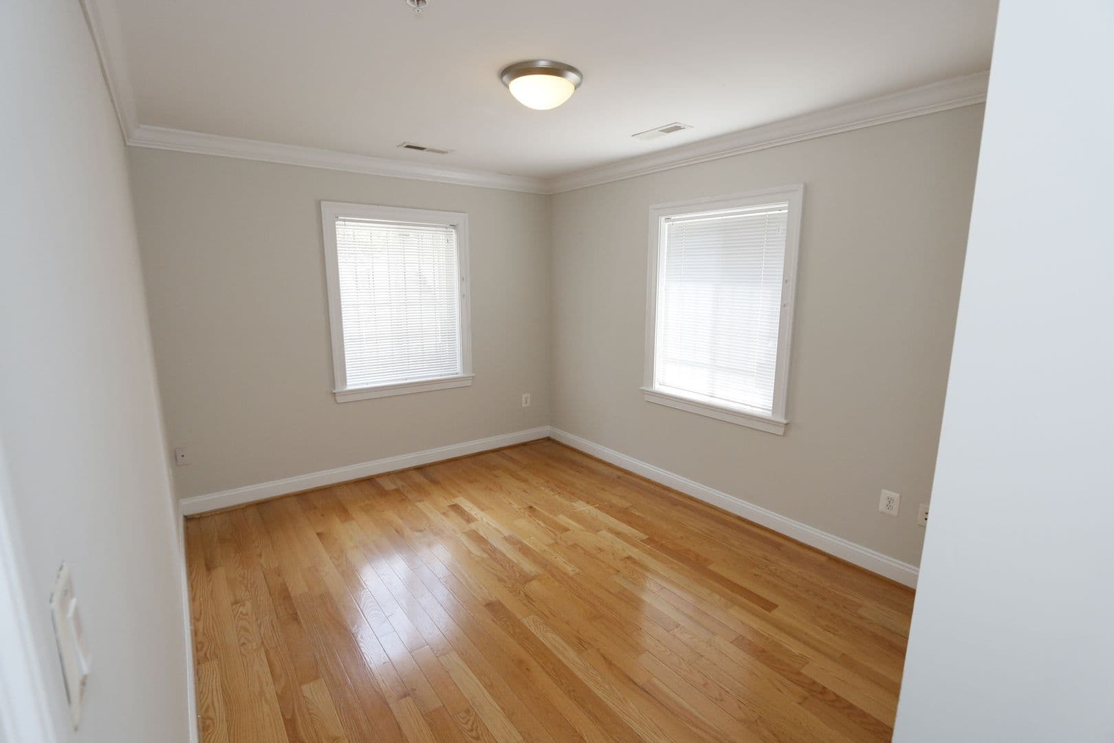 Washington Apartment: 1901-03 Lincoln Rd NE