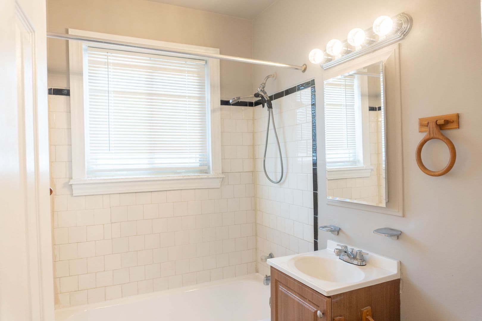 Washington Apartment: 1723 27th Street SE