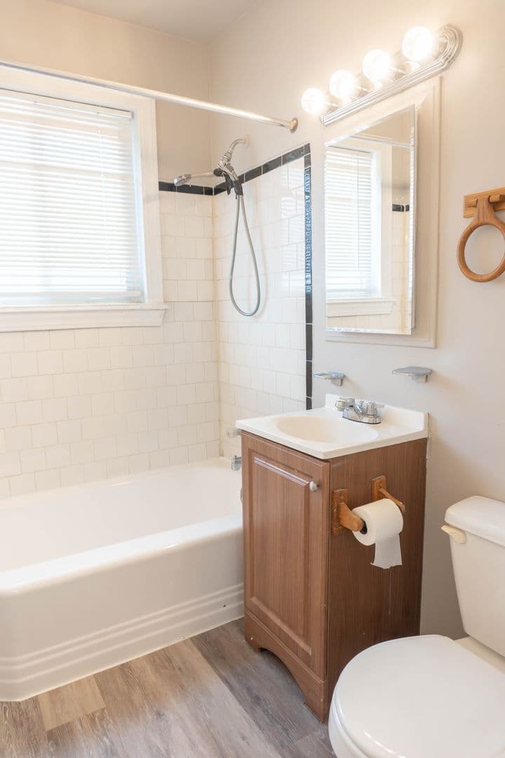 Washington Apartment: 1723 27th Street SE
