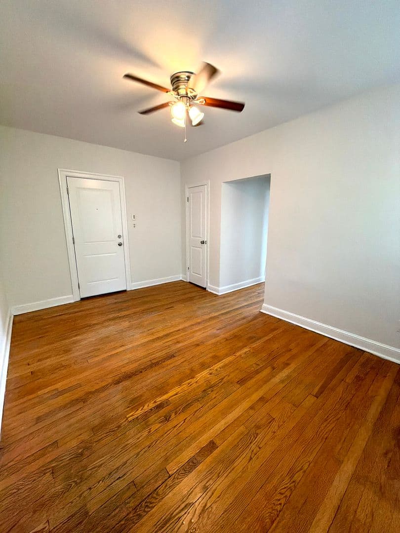 Washington Apartment: 116 44th Street NE