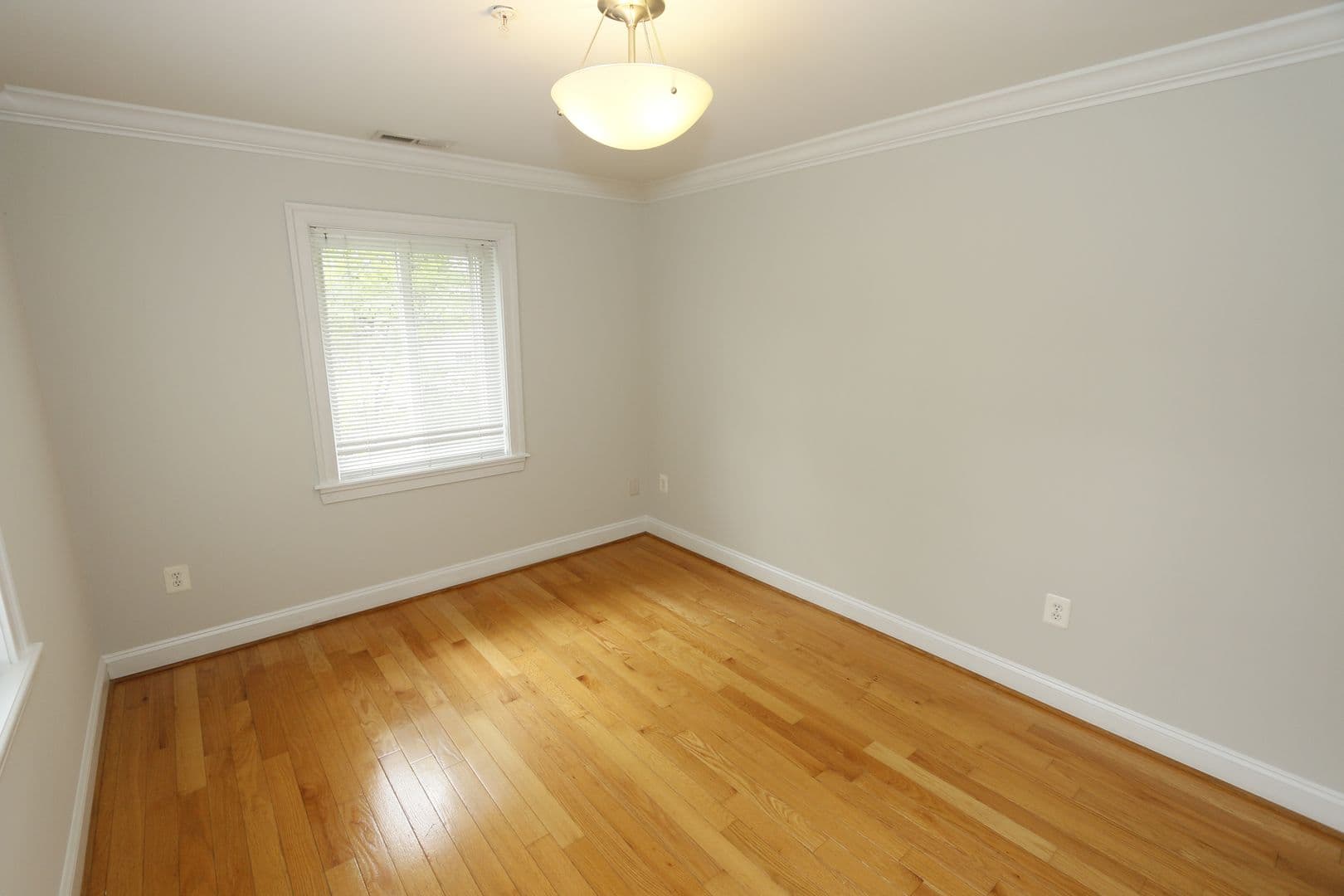 Washington Apartment: 1901-03 Lincoln Rd NE