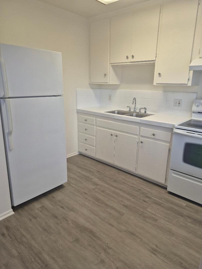 Costa Mesa Apartment: 1917, 1919 & 1921 Maple Avenue