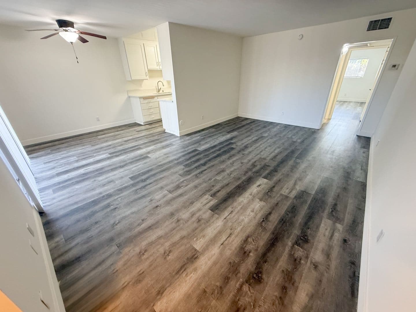 Sherman Oaks Apartment: 5045 Woodman Avenue
