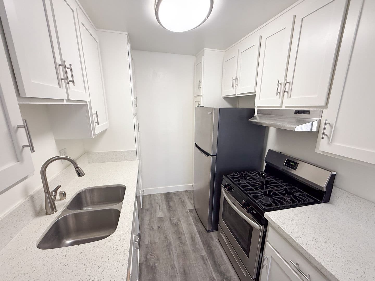 Sherman Oaks Apartment: 5045 Woodman Avenue