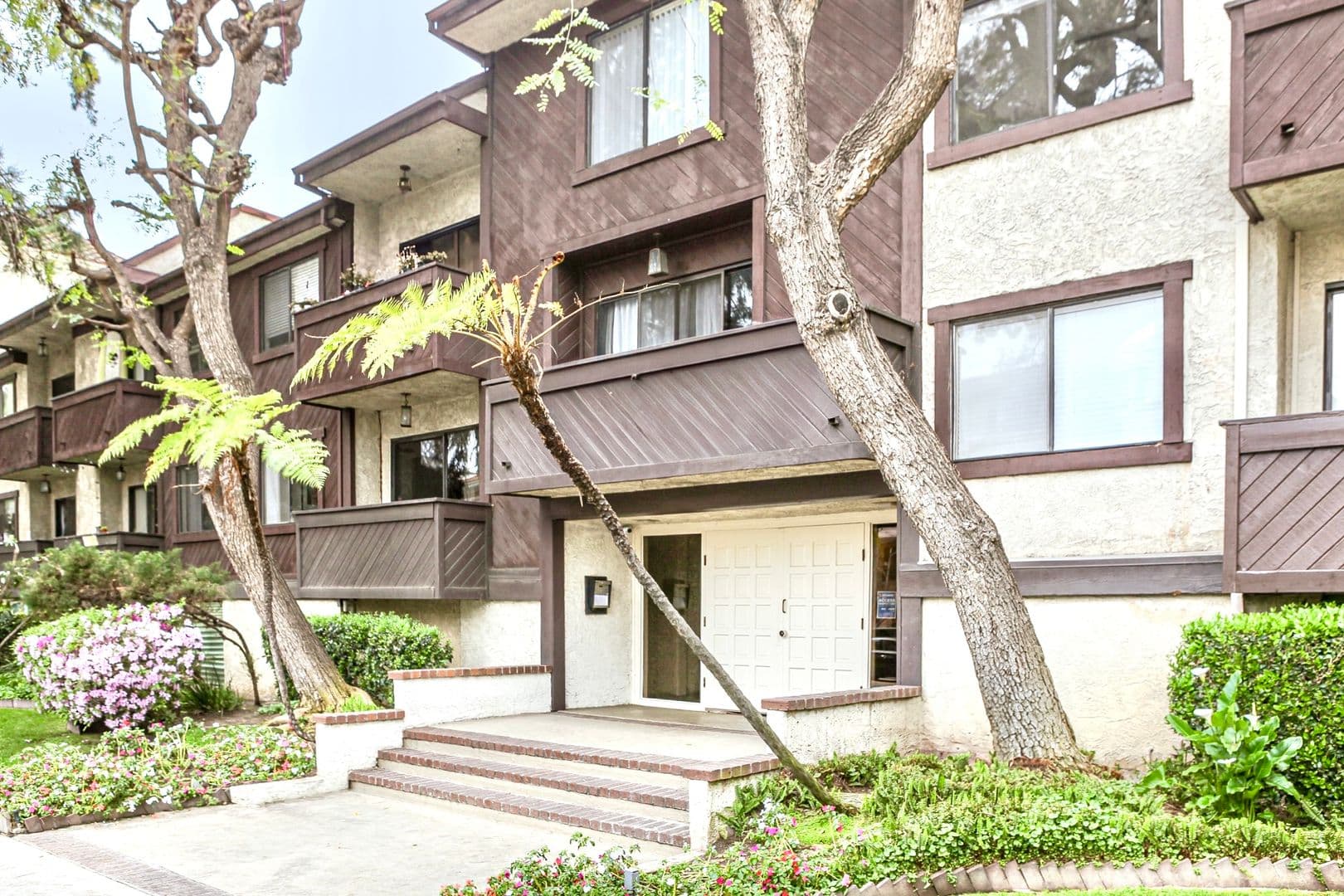 Studio City Apartment: 4627 Coldwater Canyon