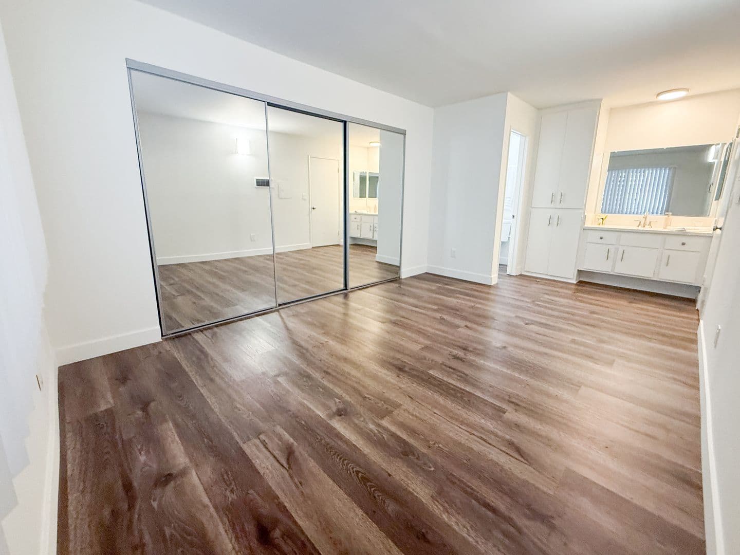 Van Nuys Apartment: 7425 Sepulveda Boulevard