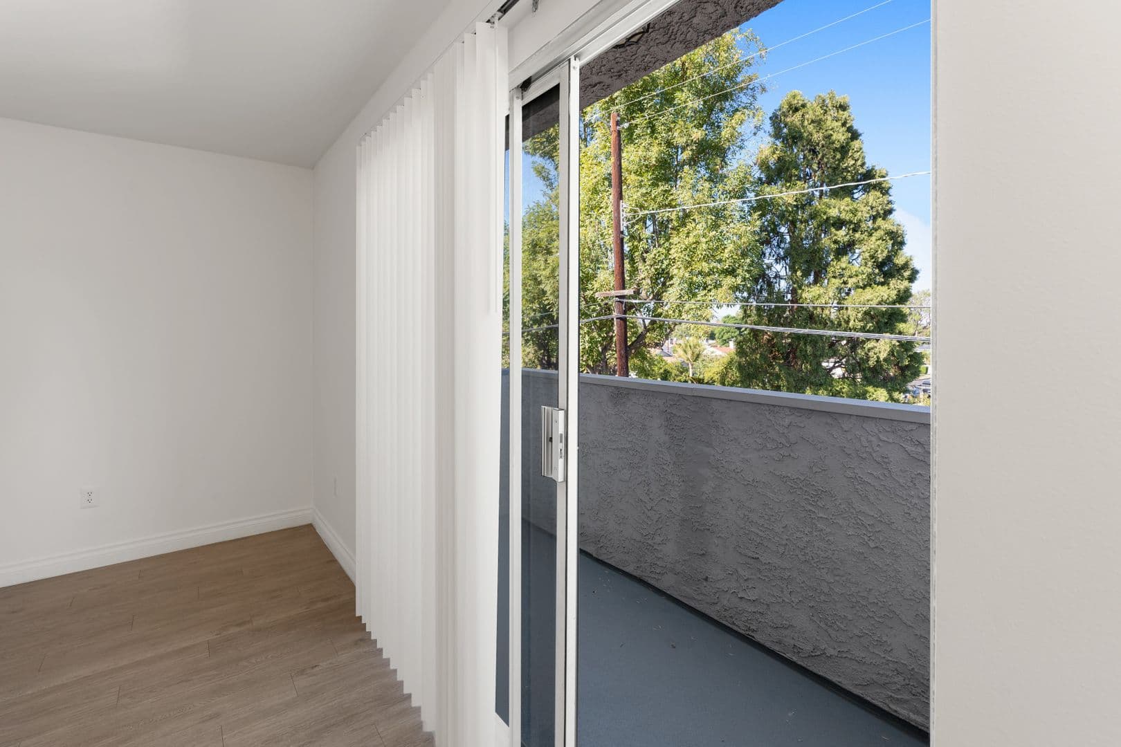 Reseda Apartment: Sherman Way Apartments