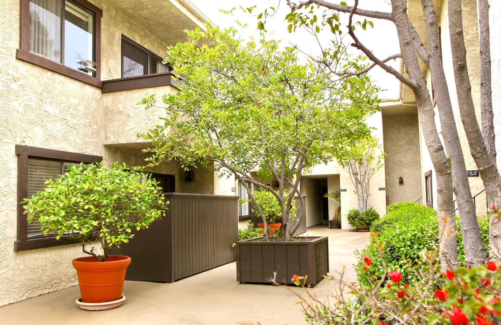 Studio City Apartment: 4627 Coldwater Canyon