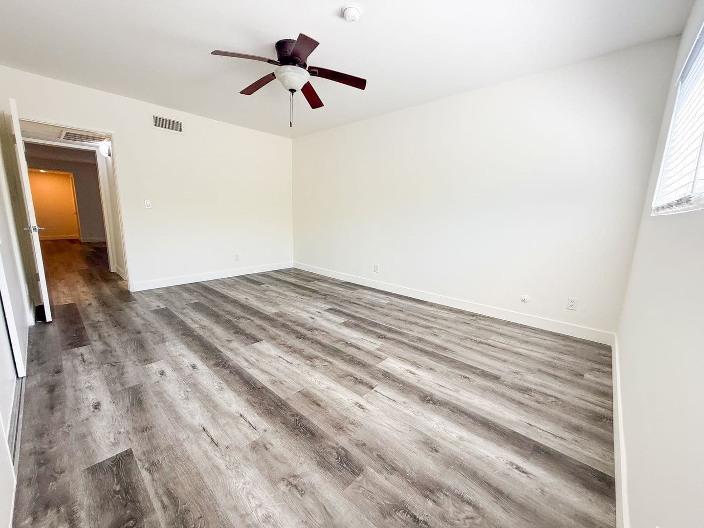 Sherman Oaks Apartment: 5045 Woodman Avenue