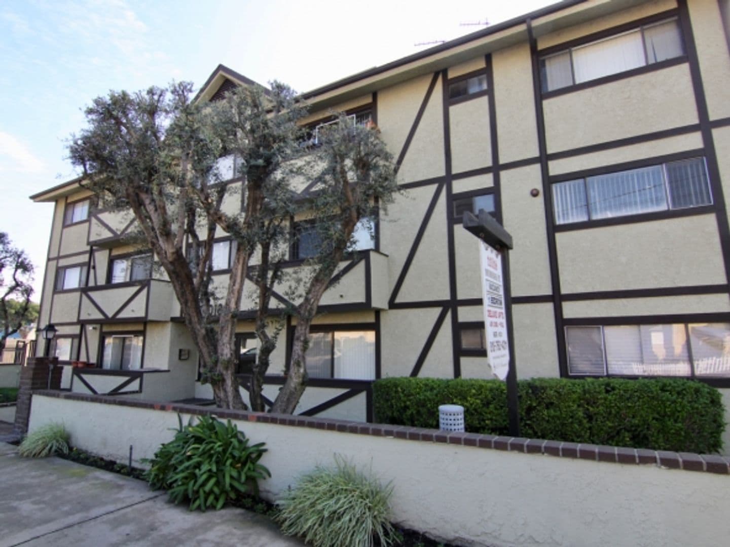 North Hollywood Apartment: 11018 Moorpark Street
