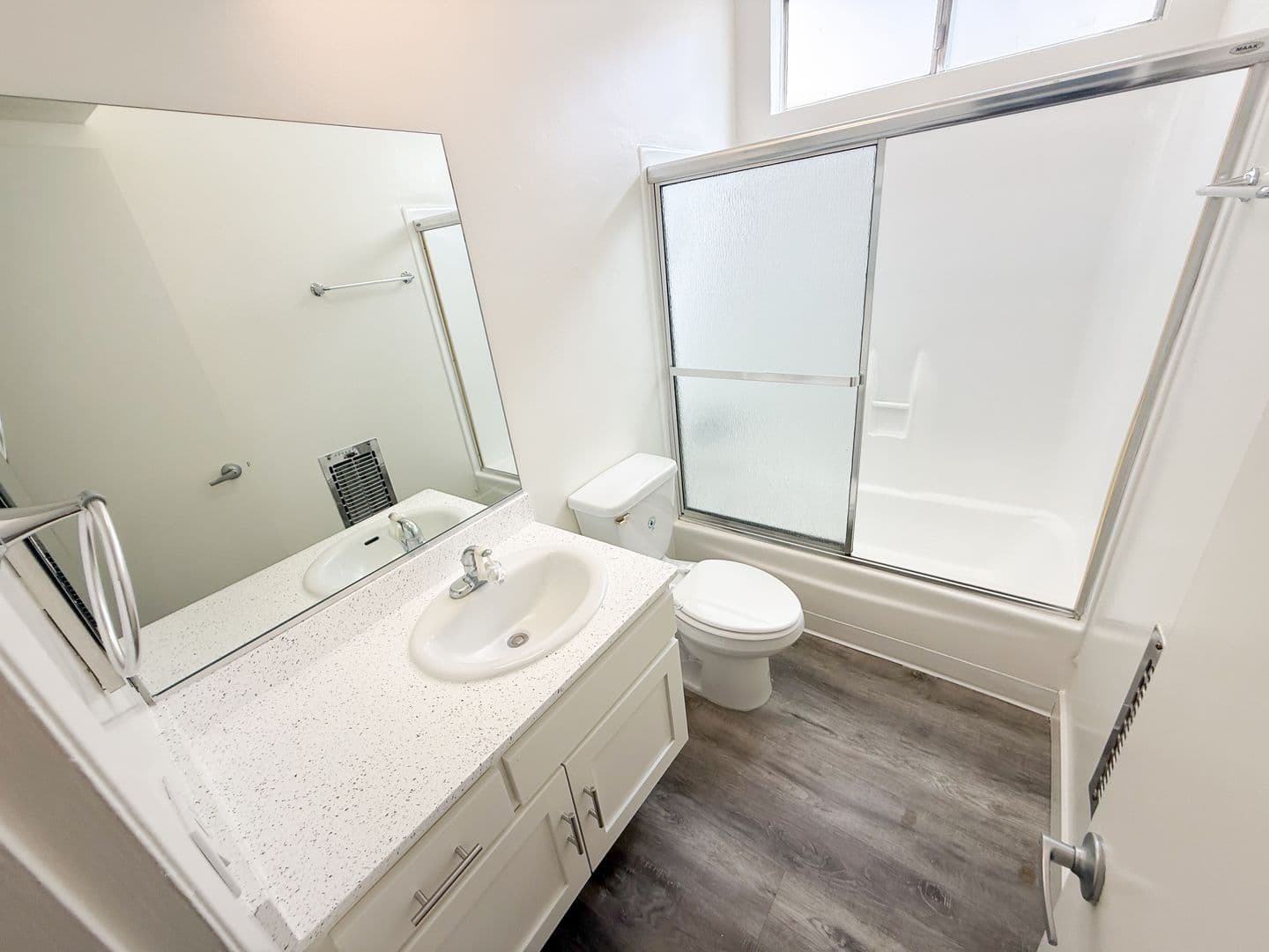 Sherman Oaks Apartment: 5045 Woodman Avenue