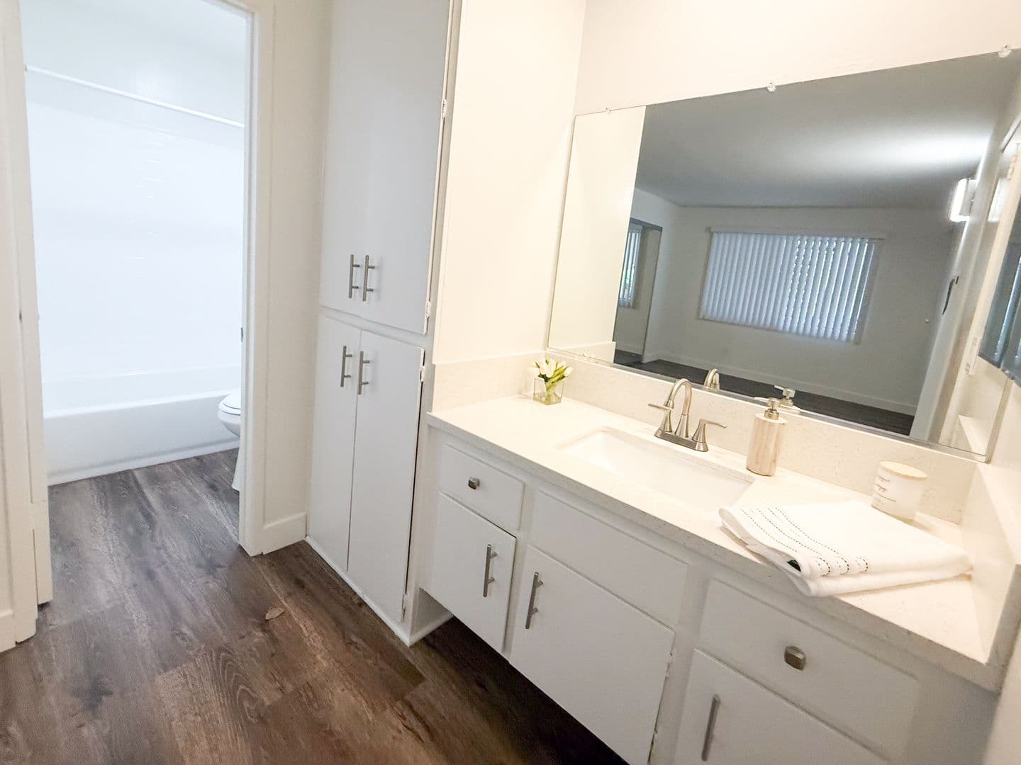 Van Nuys Apartment: 7425 Sepulveda Boulevard