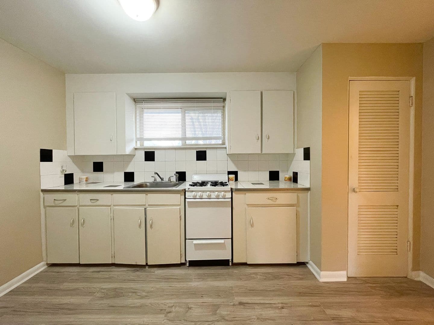 Lakewood Apartment: 1427-1435 Otis Street