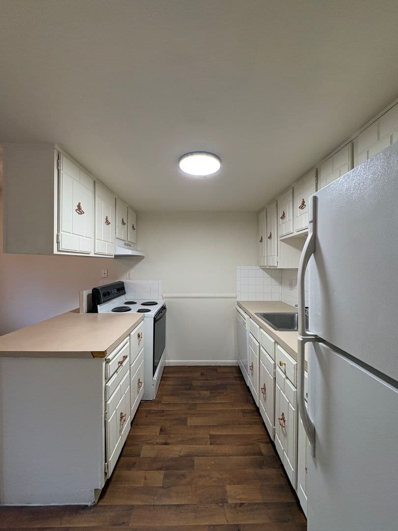 Lakewood Apartment: 915 Carr Street