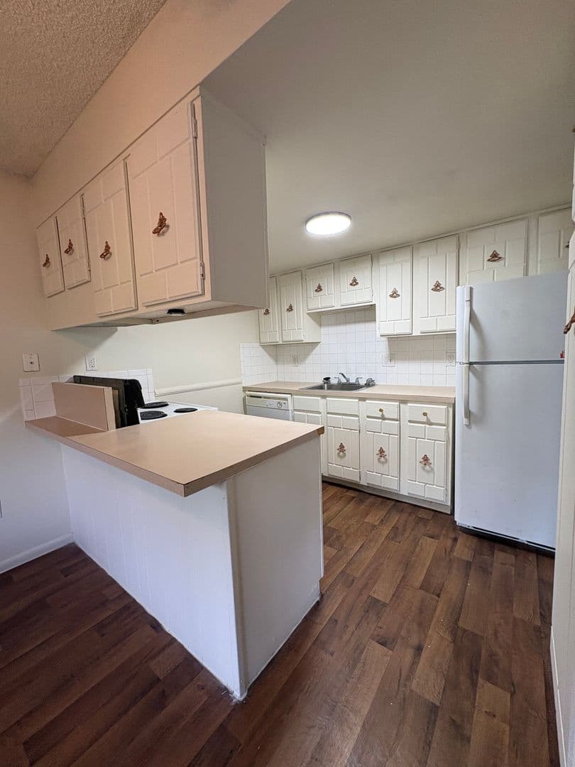 Lakewood Apartment: 915 Carr Street