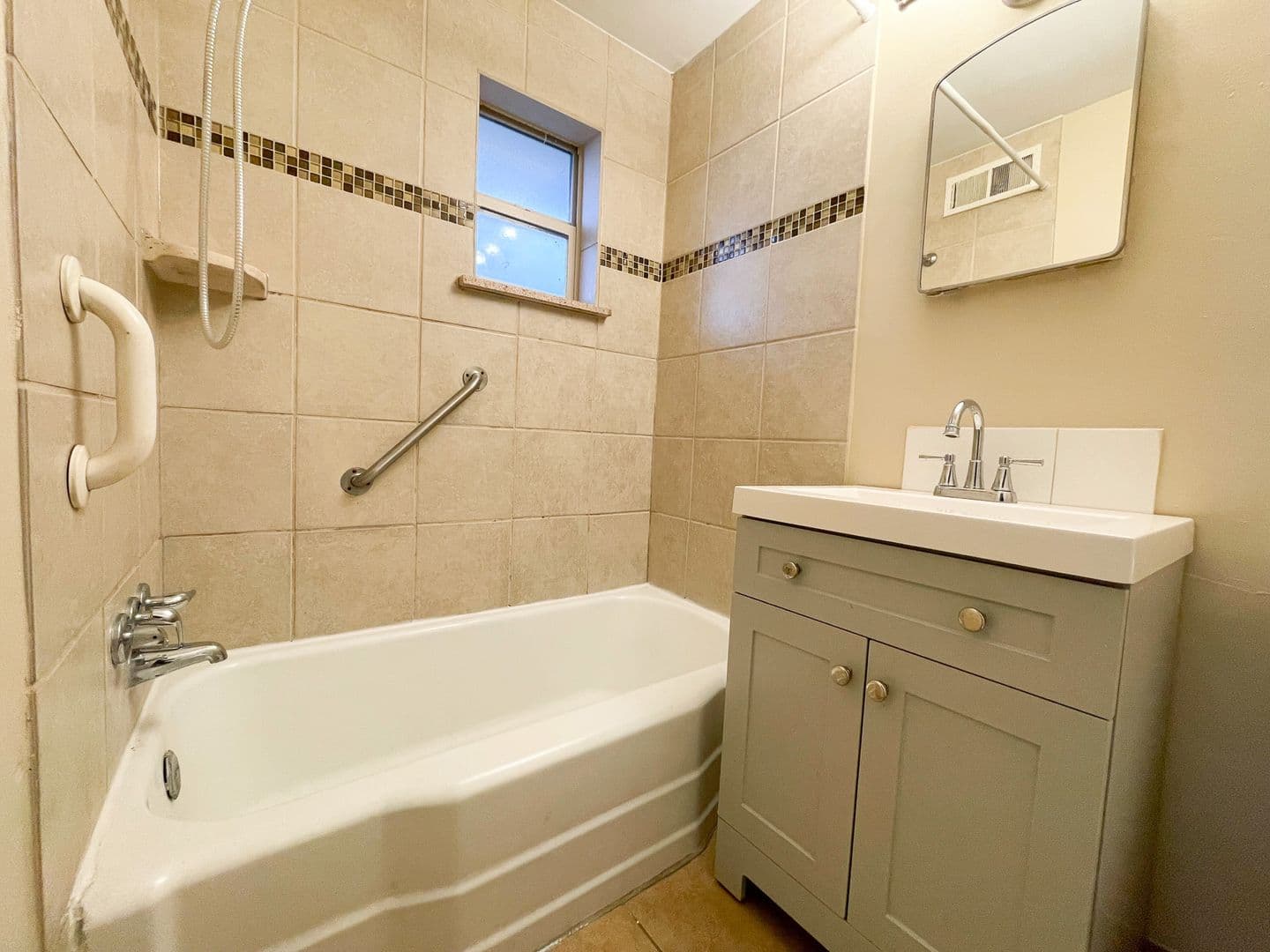 Lakewood Apartment: 1427-1435 Otis Street