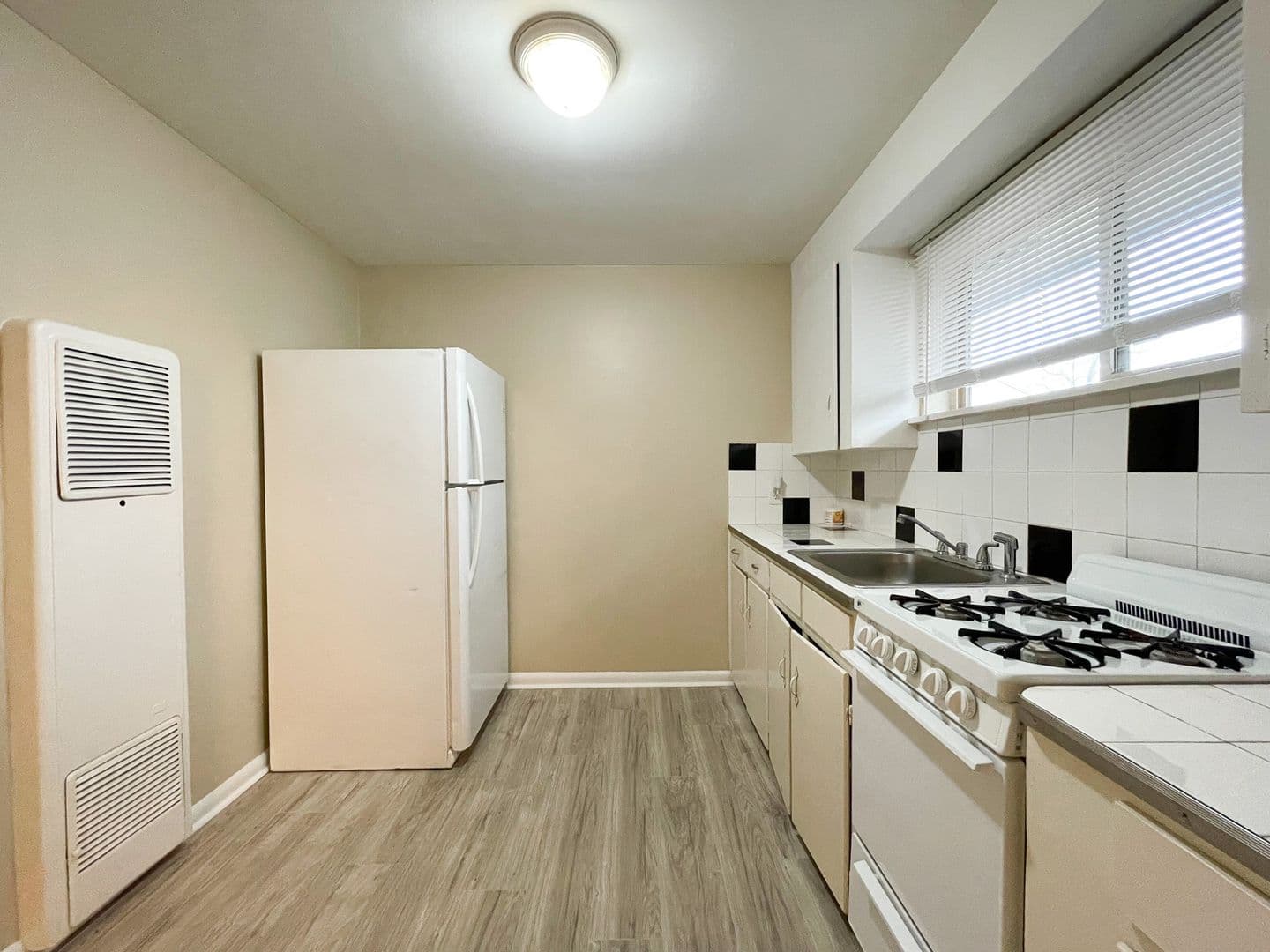Lakewood Apartment: 1427-1435 Otis Street
