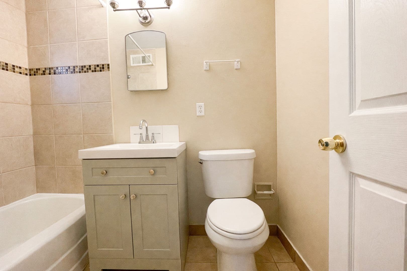 Lakewood Apartment: 1427-1435 Otis Street