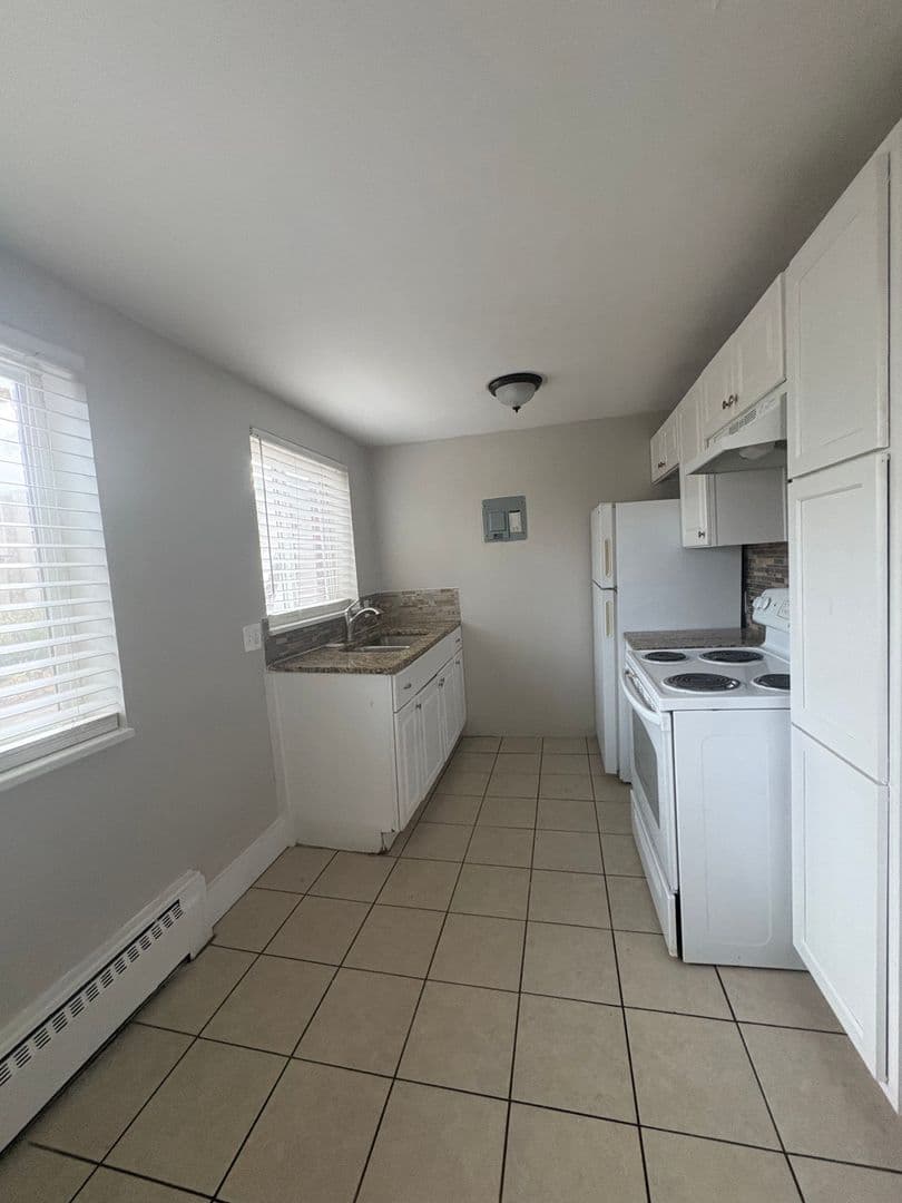 Aurora Apartment: 1475 Macon Street
